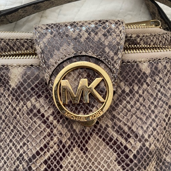 Michael Kors Snakeskin Texture Crossbody Double Pouch - Picture 5 of 14